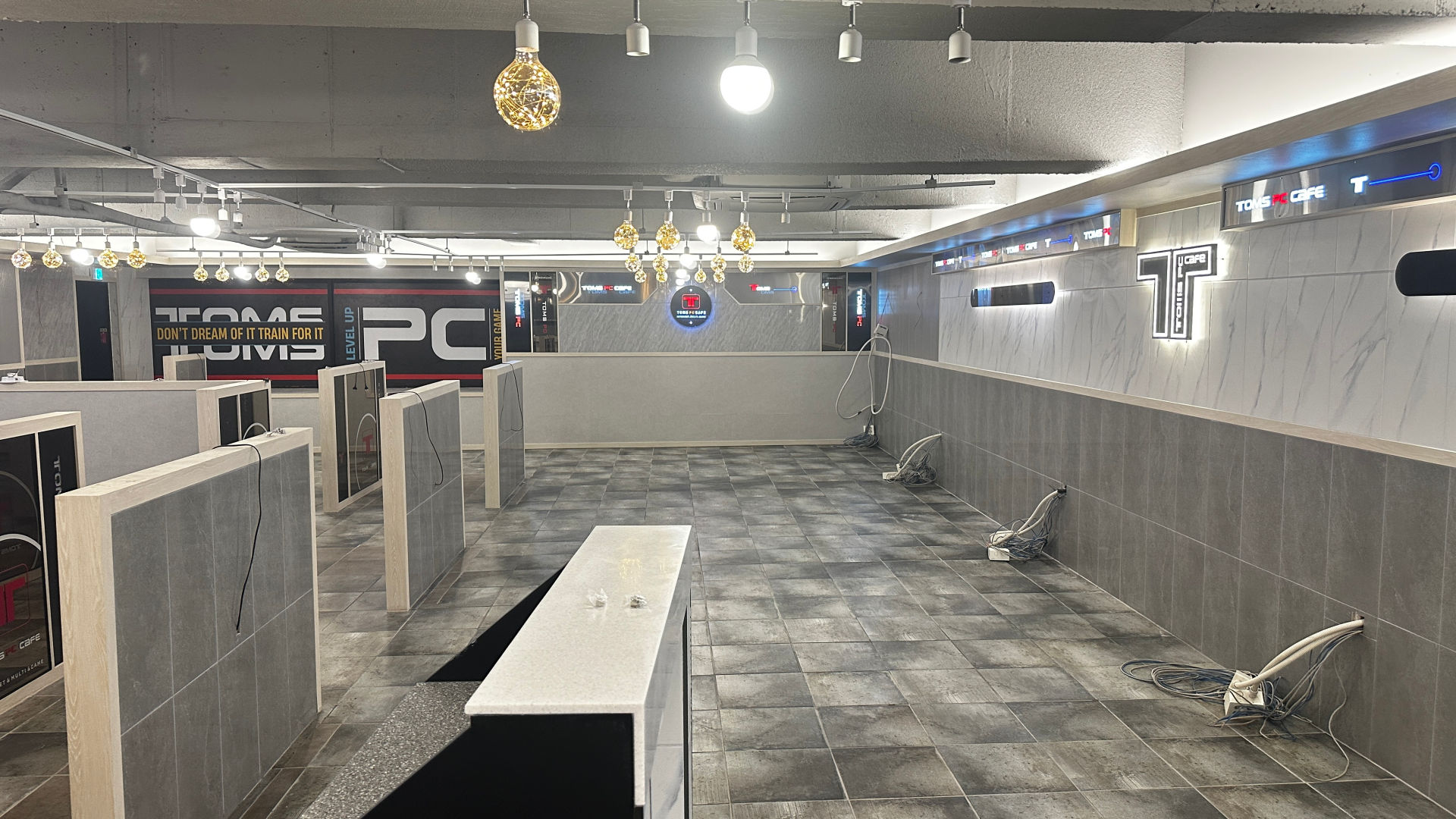피시방 책상 자재 양중 완료된 매장