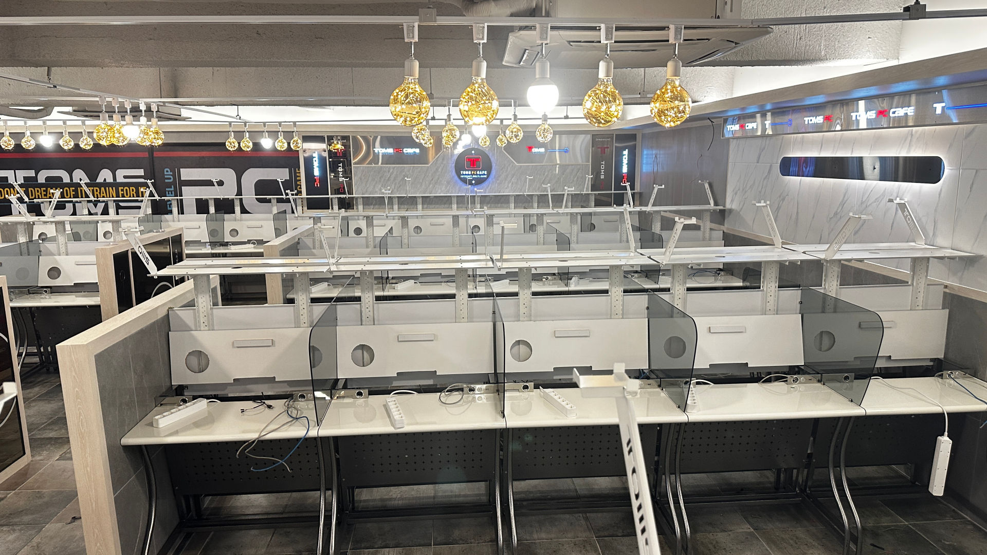피시방 책상 유리 시공 완료