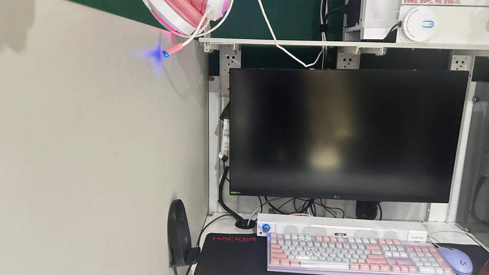 가산동 PC방 기성품 모니터암 쏠림 문제